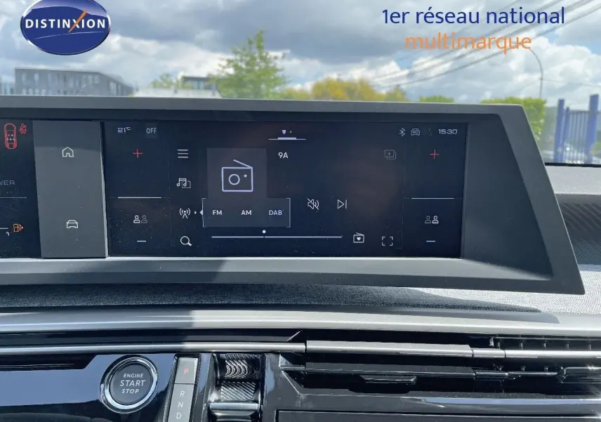 Tableau de bord du Peugeot 3008 Hybrid 136ch Allure 2025 avec écran tactile et bouton start/stop en vue rapprochée.