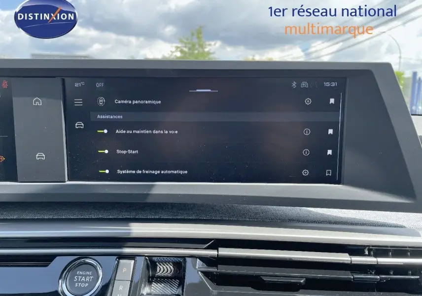 Vue rapprochée de l'écran tactile et de la console centrale du Peugeot 3008 Hybrid bleu Ingara Metal, affichant les assistances à la conduite.