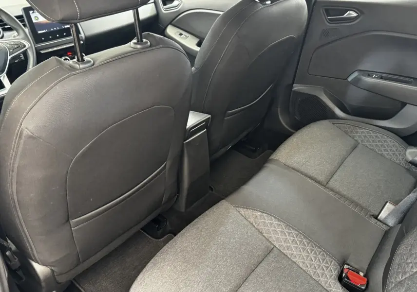 Vue arrière intérieure de la Renault Clio Business TCe 90 2020, sièges tissu gris foncé avec motifs géométriques.