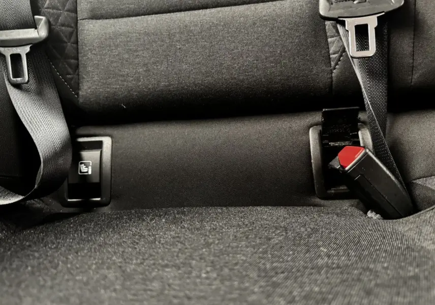 Détail de la banquette arrière noire de la Renault Clio Business TCe 90 2020 avec ceinture de sécurité et fixation Isofix.