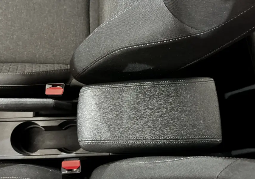 Vue rapprochée de l'accoudoir central en cuir noir entre les sièges avant gris foncé de la Renault Clio Business TCe 90 2020.