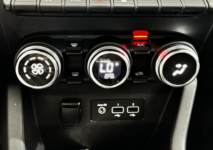 Gros plan sur les commandes de climatisation et ports USB de la Renault Clio Business TCe 90 2020, intérieur noir.