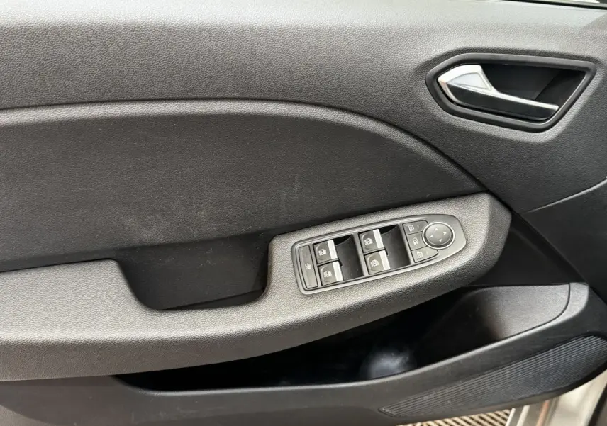 Détail de la porte conducteur grise de Renault Clio Business TCe 90 2020 avec commandes électriques des vitres et rétroviseurs.