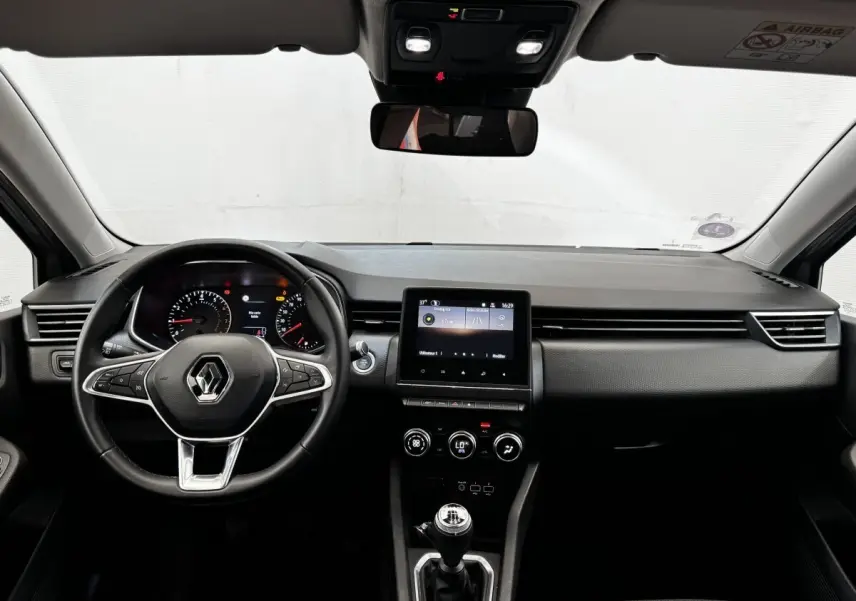Vue frontale de l'intérieur de la Renault Clio Business TCe 90 2020, tableau de bord noir avec écran tactile central et volant cuir.