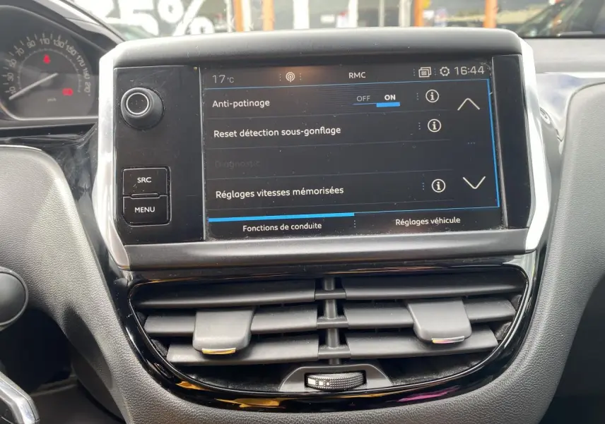Écran tactile central du tableau de bord de la Peugeot 208 2018 avec réglages de conduite affichés.