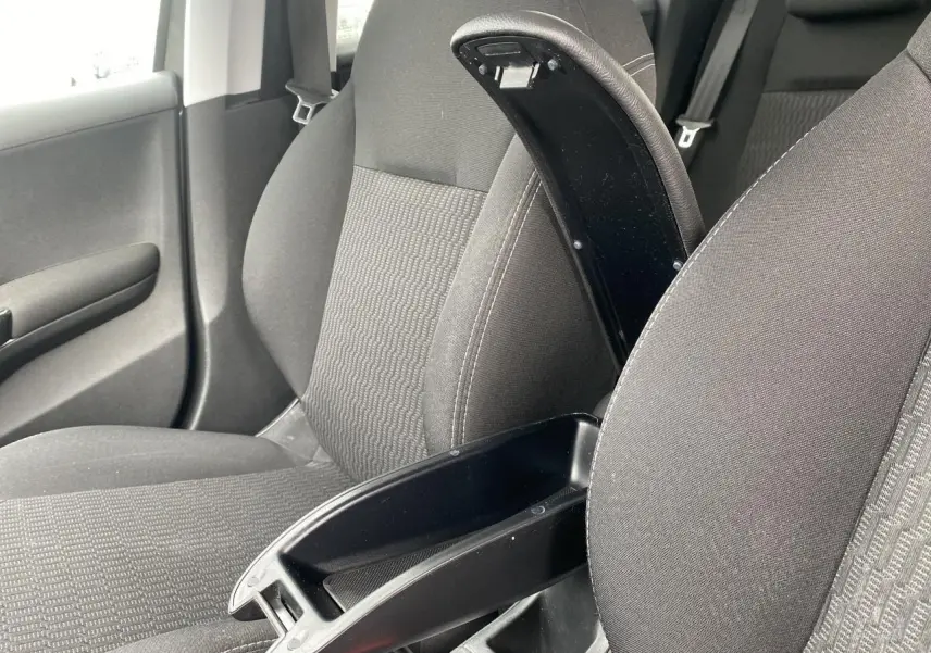 Intérieur de la Peugeot 208 gris, vue côté droit sur les sièges avant avec accoudoir central relevé.