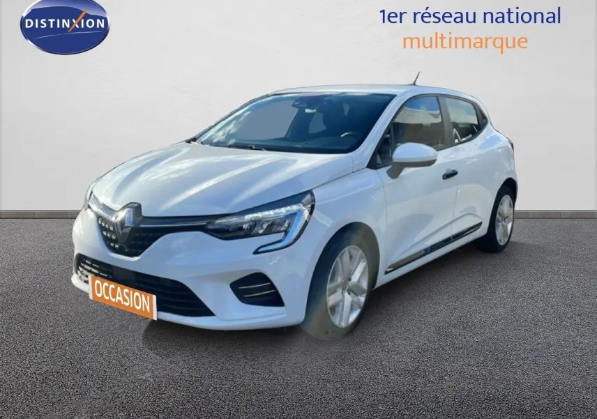 Renault Clio blanc glacier vue 3/4 avant droit, mettant en valeur ses phares LED et sa calandre distinctive.