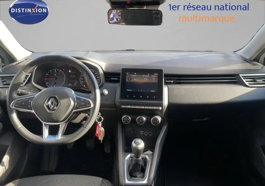 Intérieur de la Renault Clio 2021 vue de face, tableau de bord noir avec écran tactile et levier de vitesse manuel.