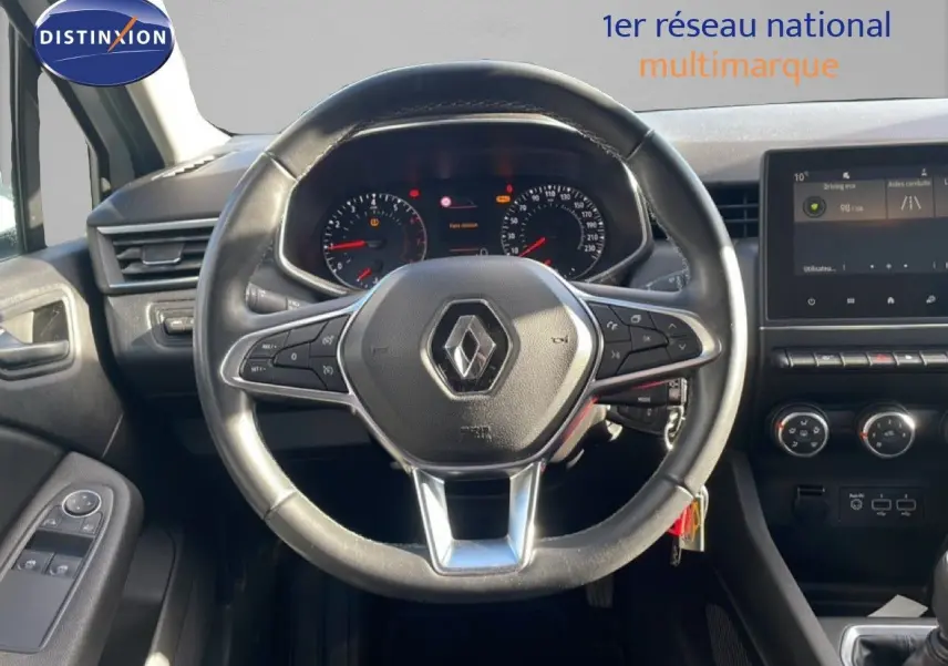 Vue intérieure centrée sur le volant Renault Clio blanc glacier 2021 avec tableau de bord et écran tactile visible