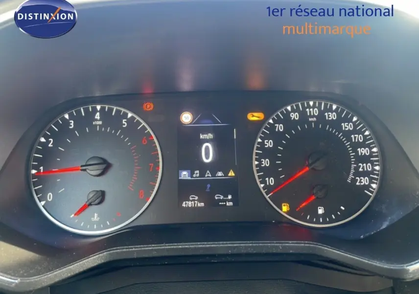 Vue rapprochée du tableau de bord de la Renault Clio blanc glacier 2021, affichant compteur et écran digital.