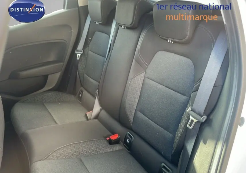 Banquette arrière en tissu gris noir de la Renault Clio blanc glacier, vue côté droit avec ceinture de sécurité visible.