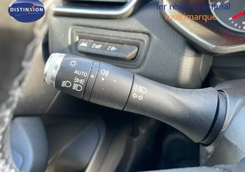 Gros plan sur la commande des phares et clignotants dans l'habitacle d'une Renault Clio blanche Glacier 2021.