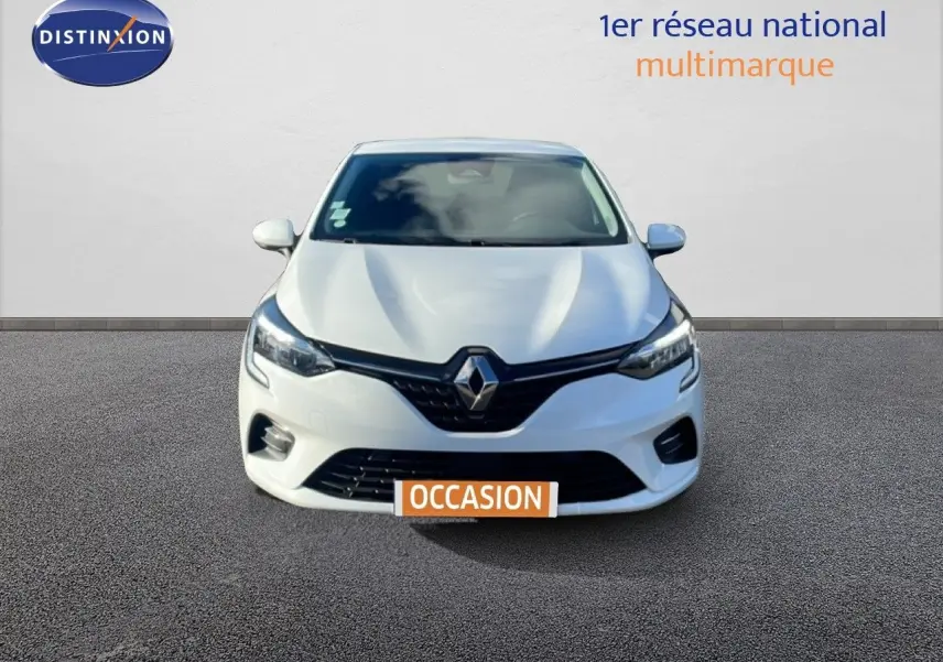Renault Clio blanc glacier vue de face, mettant en valeur sa calandre noire et ses phares LED modernes.