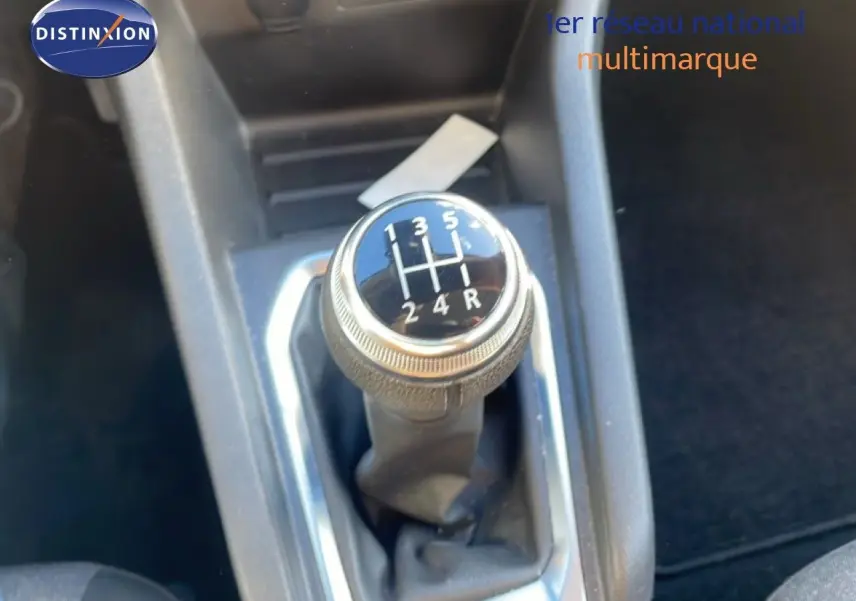 Le levier de vitesse manuel de la Renault Clio blanc glacier 2021, vue rapprochée de la console centrale.