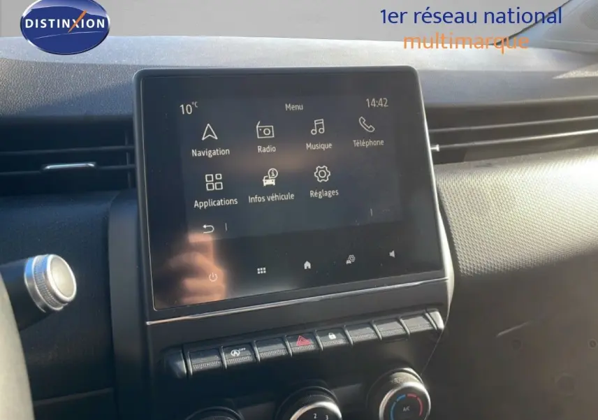 Écran tactile central de la Renault Clio 2021 blanc glacier, vue intérieure du tableau de bord côté passager.