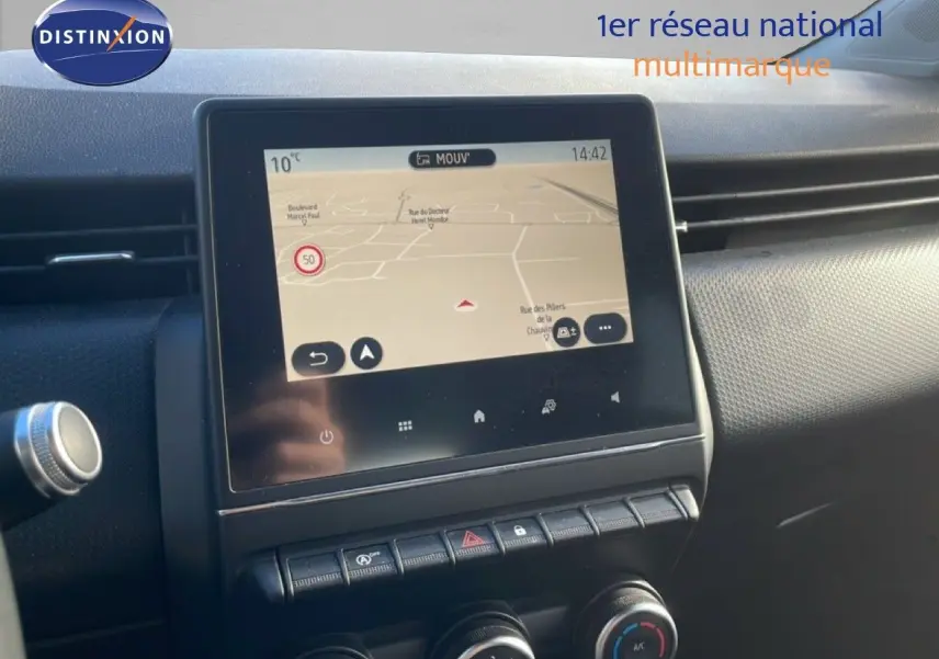 Écran tactile central avec navigation GPS dans l'habitacle d'une Renault Clio blanc glacier, vue de face.