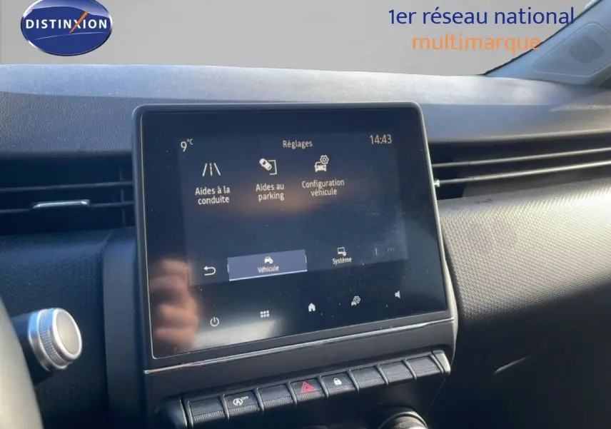 Écran tactile central de la Renault Clio blanc glacier 2021 montrant les aides à la conduite et au parking.