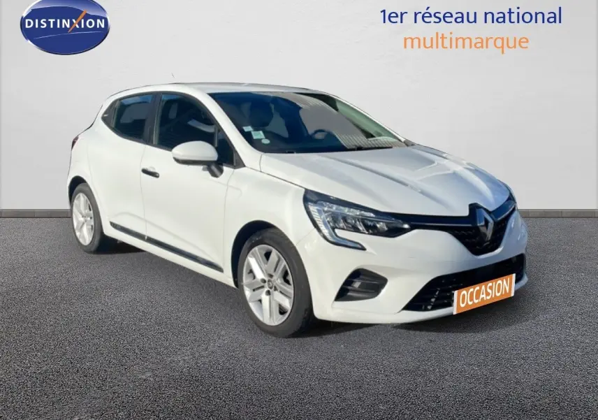 Renault Clio blanc glacier en 3/4 avant droit, avec phares LED et calandre noire distinctive.