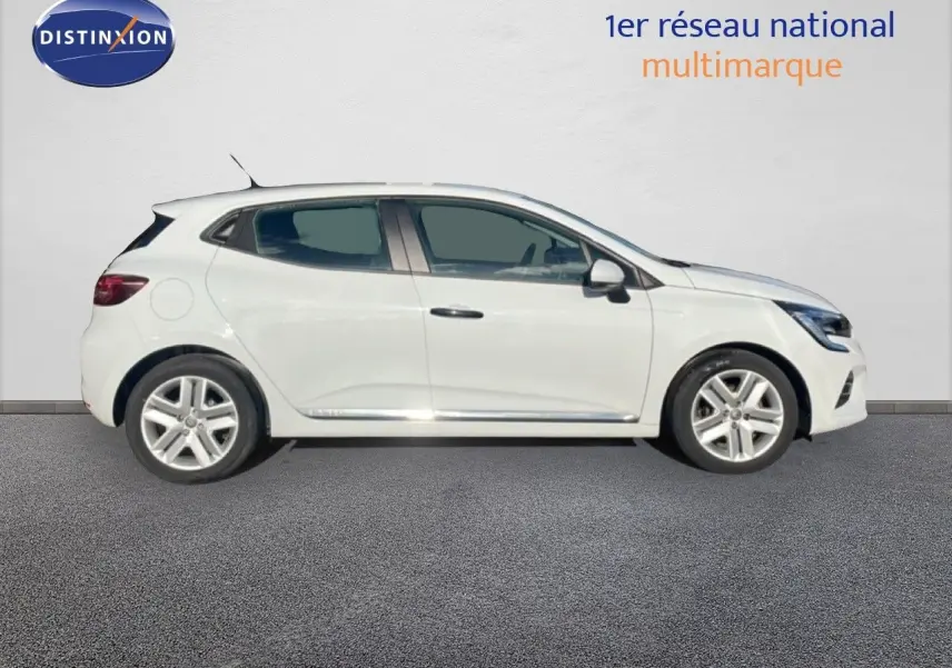 Profil droit d'une Renault Clio blanche glacier 2021 à cinq portes, avec jantes alliage et lignes épurées.