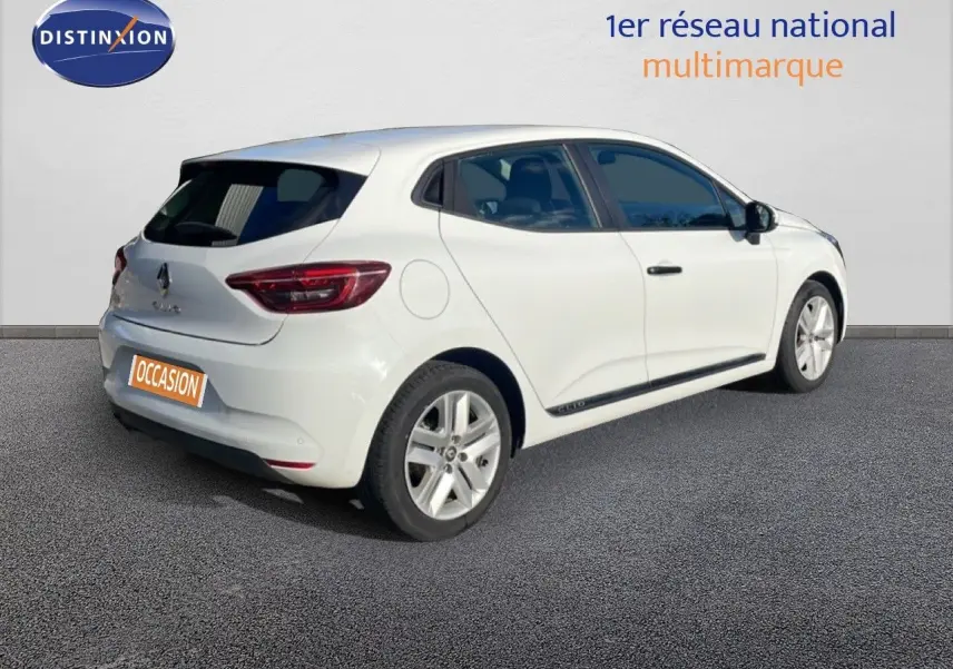 Renault Clio blanc glacier vue 3/4 arrière droit, avec feux LED et jantes alliage cinq branches.