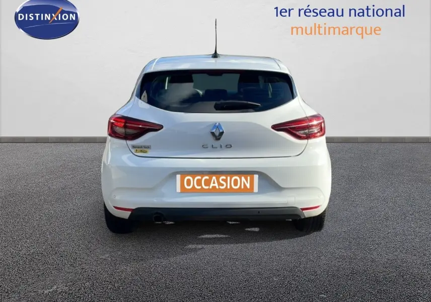 Vue arrière d'une Renault Clio blanche Glacier 2021 avec feux LED et plaque d'immatriculation "OCCASION" visible.