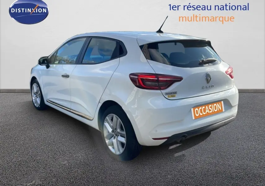 Vue 3/4 arrière droite d'une Renault Clio blanche Glacier 2021 avec feux LED et jantes alliage cinq branches.