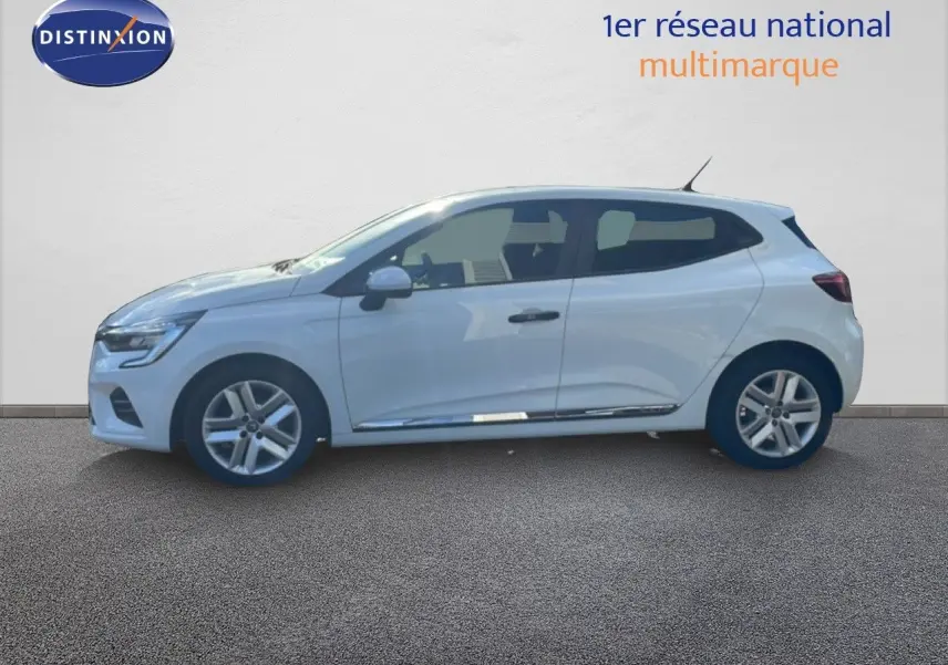 Profil côté gauche d'une Renault Clio blanche glacier 2021, compacte et moderne sur fond neutre.