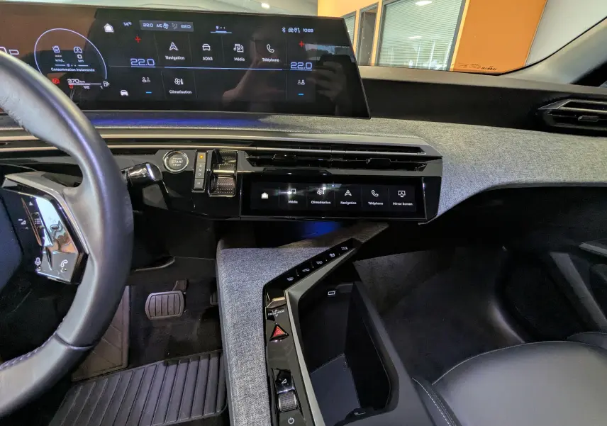 Vue intérieure côté conducteur du Peugeot 3008 Hybrid 145 avec écran panoramique 21'', volant cuir et tableau de bord numérique.