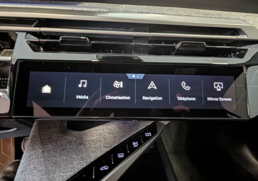 Écran tactile panoramique 21 pouces du tableau de bord du Peugeot 3008 noir, affichant les menus Média, Climatisation, Navigation, Téléphone et Mirror Screen.