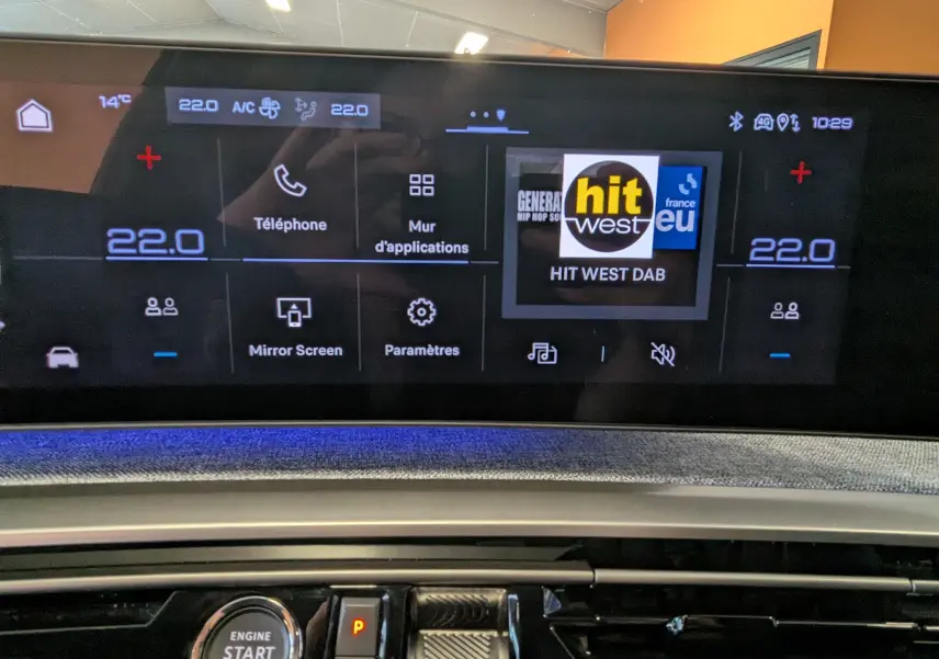 Écran tactile panoramique 21'' du Peugeot 3008 Hybrid noir, affichant la radio et les réglages climatiques.