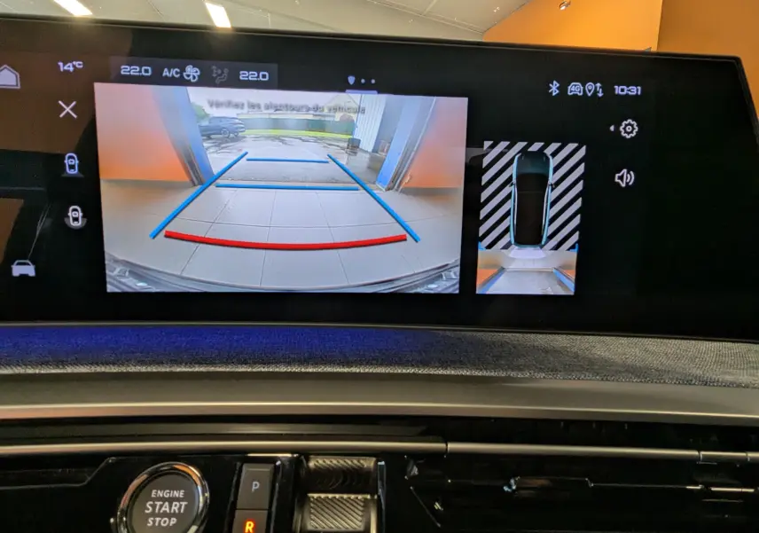 Écran panoramique 21'' du Peugeot 3008 Hybrid noir montrant la caméra de recul et l'affichage 360° intérieur.