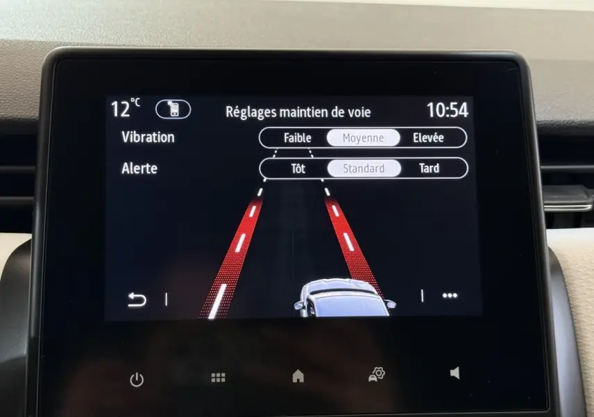 Écran tactile central de la Renault Clio blanc 2023 affichant les réglages du maintien de voie.