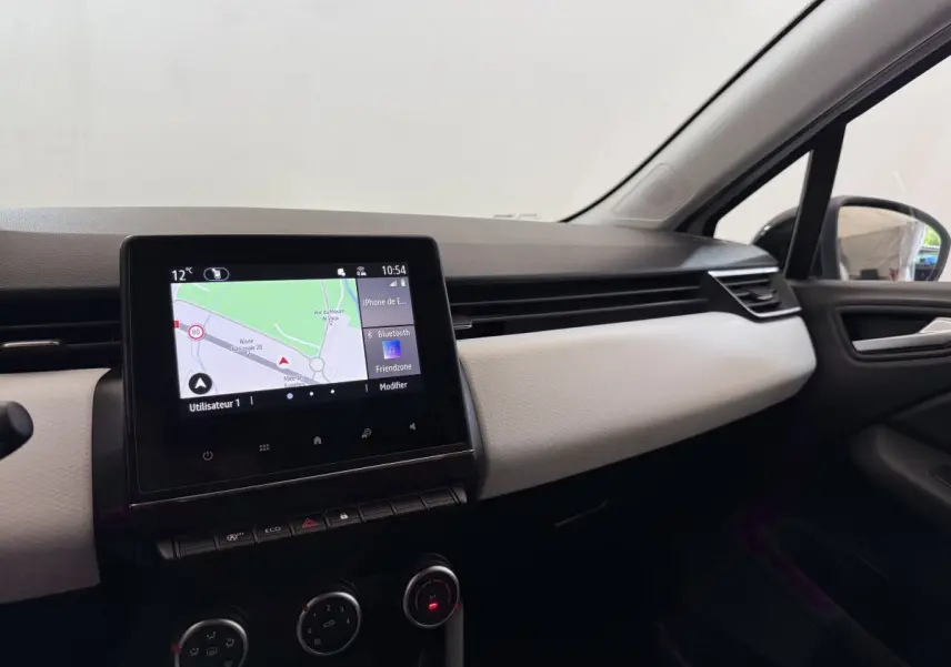Tableau de bord de Renault Clio Evolution TCe 100 GPL 2023, vue côté passager avec écran tactile de navigation allumé.