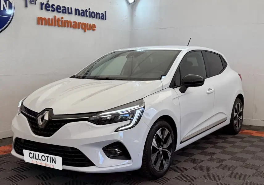 Renault Clio Evolution TCe 100 GPL blanc en 3/4 avant droit, avec jantes noires et détails noirs contrastants.