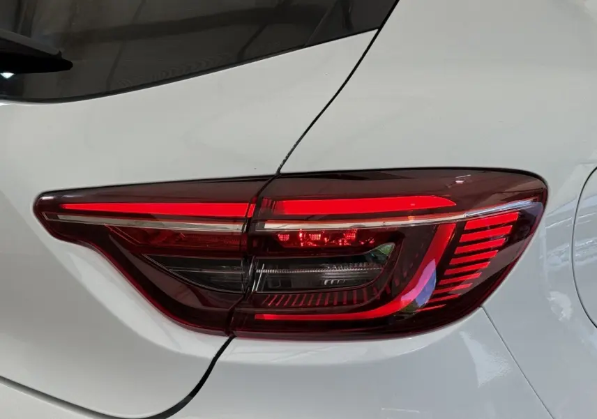 Feu arrière droit allumé sur Renault Clio Evolution TCe 100 GPL blanc, vue rapprochée du coffre.