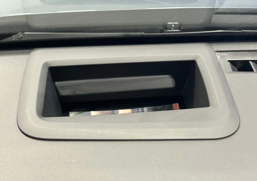 Détail du tableau de bord du JAECOO J7 TGDI PHEV 279CH EXCLUSIVE, montrant un écran escamotable encastré.