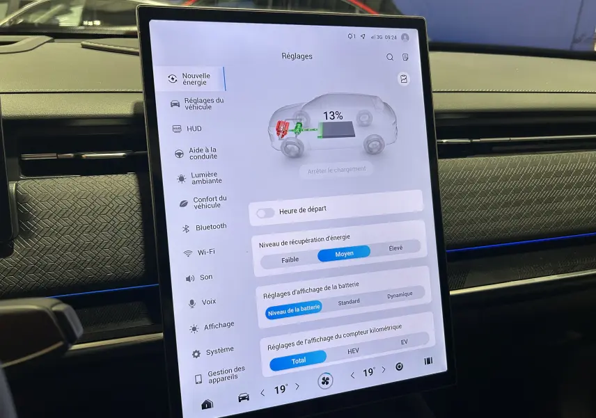 Écran tactile central du tableau de bord du JAECOO J7 TGDI PHEV en mode réglages énergie, intérieur gris noir.
