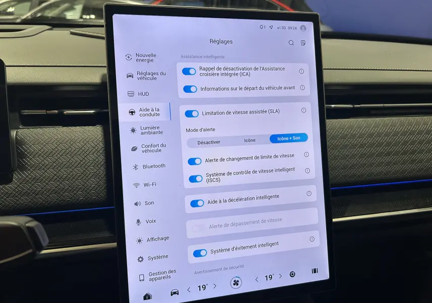 Écran tactile central affichant les réglages d’aide à la conduite dans l’habitacle gris noir du JAECOO J7 TGDI PHEV.