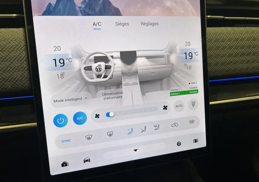 Écran tactile intérieur du JAECOO J7 olive grey, affichant la climatisation à 19°C avec interface moderne et épurée.
