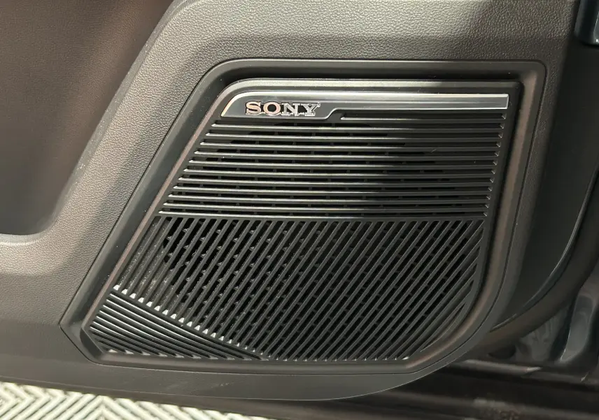 Gros plan sur le haut-parleur Sony intégré à la porte intérieure d'un JAECOO J7 TGDI PHEV 279CH EXCLUSIVE olive grey metal.