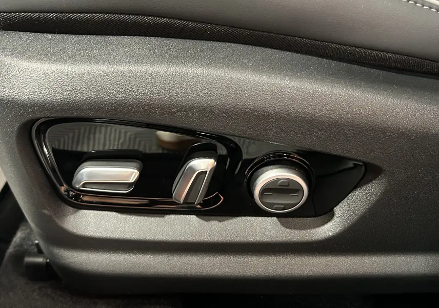 Gros plan sur les commandes de réglage électrique du siège en cuir gris noir du JAECOO J7 TGDI PHEV 279CH EXCLUSIVE.