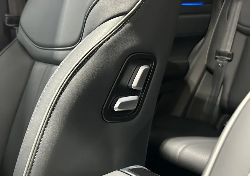 Gros plan sur les commandes de réglage électrique du siège avant en cuir gris noir du JAECOO J7 TGDI PHEV 2026.