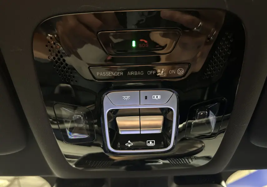 Panneau de commandes de toit ouvrant et éclairage intérieur sur plafond noir brillant du JAECOO J7 TGDI PHEV 2026.