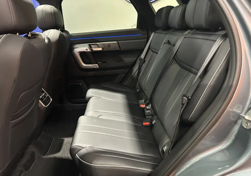 Vue intérieure côté droit des sièges arrière en cuir noir du JAECOO J7 TGDI PHEV 279CH EXCLUSIVE olive grey metal.