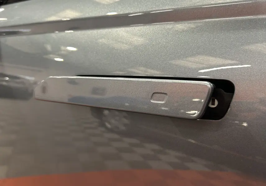 Poignée de porte rétractable couleur olive gris métal sur la carrosserie d'un JAECOO J7 TGDI PHEV 279CH EXCLUSIVE.