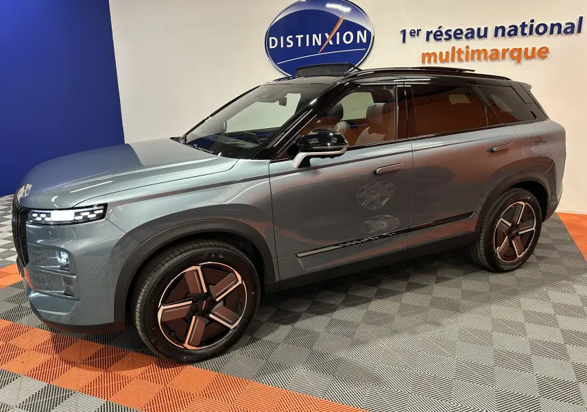 JAECOO J7 TGDI PHEV olive grey metal en 3/4 avant droit, toit noir brillant et jantes au design futuriste.