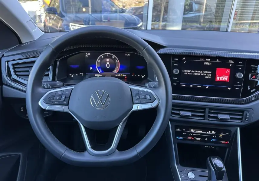 Vue intérieure centrée sur le volant et le tableau de bord numérique du Volkswagen Taigo 1.0 TSI DSG Life Plus 2025.
