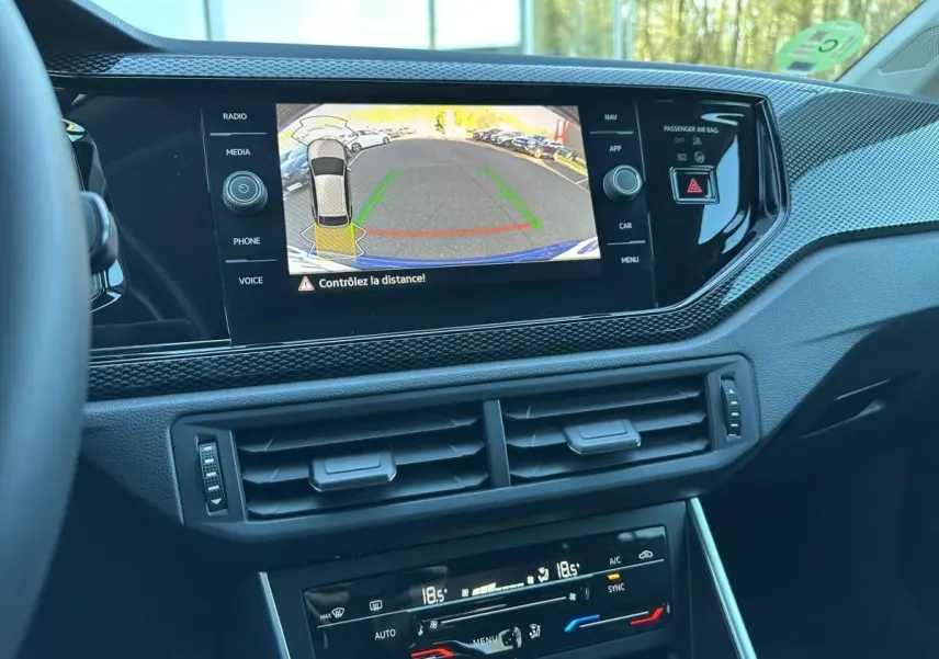 Vue rapprochée de l’écran central affichant la caméra de recul du Volkswagen Taigo 1.0 TSI DSG Life Plus 2025.