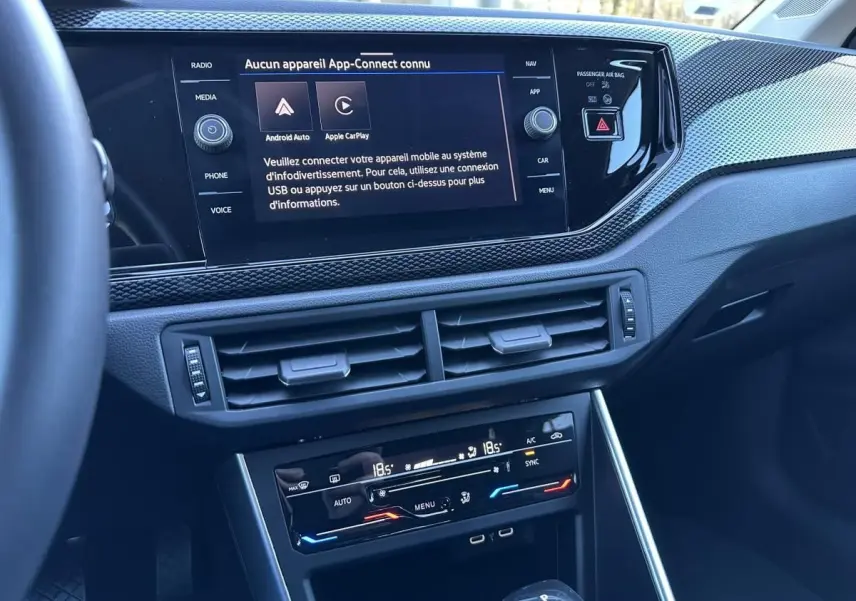 Vue rapprochée de la console centrale du Volkswagen Taigo 1.0 TSI DSG Life Plus 2025, affichage tactile et commandes climatisation.