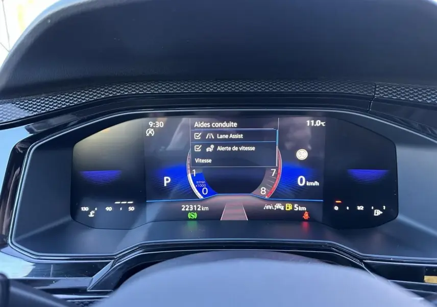 Vue rapprochée du tableau de bord numérique du Volkswagen Taigo 1.0 TSI DSG Life Plus affichant les aides à la conduite.